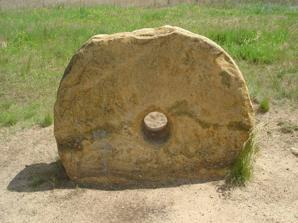 Ancienne Meule Dans Parc Paysager — Photo