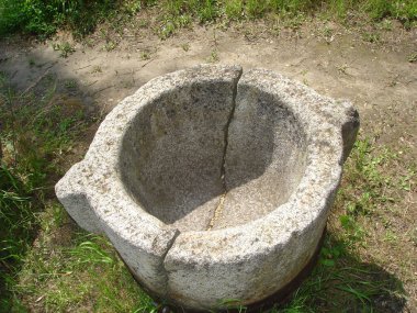 Tarihi parkta tarihi taş havan topu