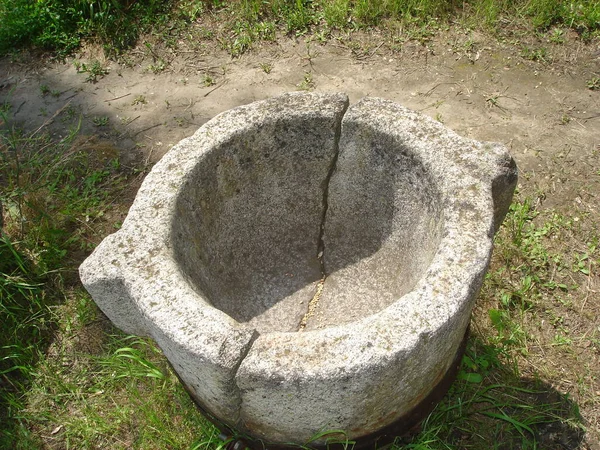 Tarihi parkta tarihi taş havan topu