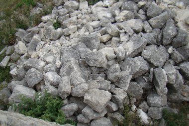 çimenlerin üzerinde taş yığını