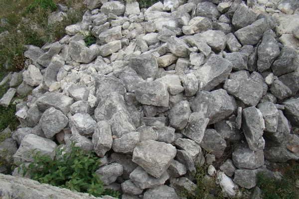 çimenlerin üzerinde taş yığını