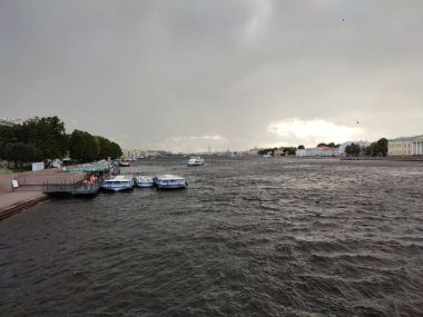St. Petersburg 'un İngiliz seti üzerindeki köprüden güzel bir manzara..