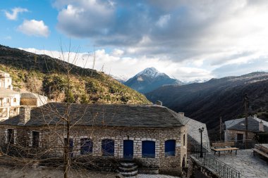 Syrrako Köyü Tzoumerka, Epirus, Yunanistan 'da bir kış günü 