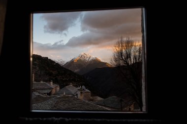 Tzoumerka, Epirus, Yunanistan 'da bir kış günü Syrrako köyünde gün batımı