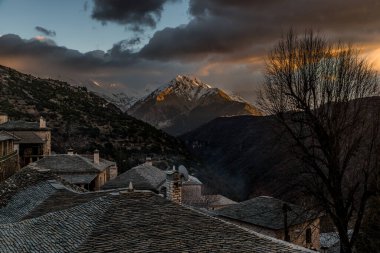 Tzoumerka, Epirus, Yunanistan 'da bir kış günü Syrrako köyünde gün batımı
