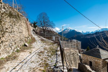 Syrrako Köyü Tzoumerka, Epirus, Yunanistan 'da bir kış günü
