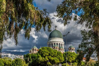Agios Andreas tarihi kilise ve Patras metropolü mükemmel bir gökyüzü rengi ve çok az bulut, Achaia, Moreloponese, Yunanistan