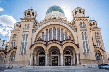 Agios Andreas tarihi kilise ve Patras metropolü mükemmel bir gökyüzü rengi ve çok az bulut, Achaia, Moreloponese, Yunanistan