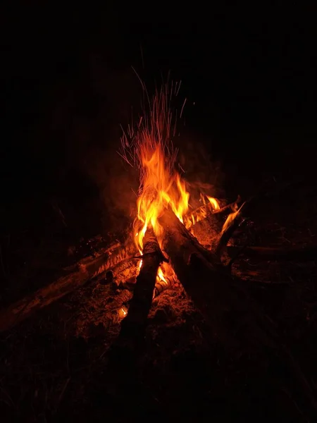 火の粉でキャンプファイア — ストック写真