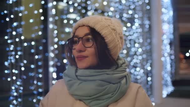 Una Bella Bruna Sorridente Occhiali Cappello Invernale Nella Città Notte — Video Stock