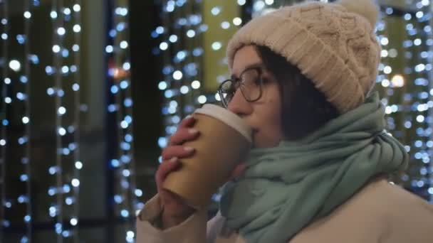 Una Bella Bruna Occhiali Cappello Invernale Nella Città Notte Sullo — Video Stock