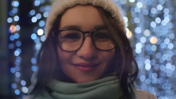 Una Bella Bruna Sorridente Occhiali Cappello Invernale Nella Città Notte — Video Stock