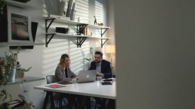 Meslektaşlar ve müşteriler dizüstü bilgisayar ve tabletle strateji konuşuyorlar. Yaratıcı Ofis Üretici İş Arkadaşları Şirket Toplantısı Masasında Bekliyor. Takım çalışması ve Sosyal Konseptler