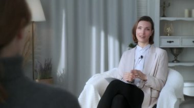 Genç, güzel bir kız, blogger, vlogger, etkileyici, kameraya bakıyor, bir röportaj yapıyor, bir video blogu kaydediyor, bir röportaj yapıyor, iş görüşmesi konsepti