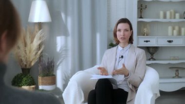 Genç, güzel bir kız, blogger, vlogger, etkileyici, kameraya bakıyor, bir röportaj yapıyor, bir video blogu kaydediyor, bir röportaj yapıyor, iş görüşmesi konsepti