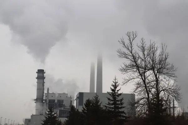 Gri günde dumanlı sisli güç üretme istasyonu