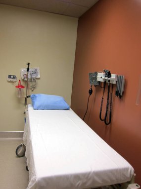 Hastanedeki klinik odası hasta muayene için hazır..