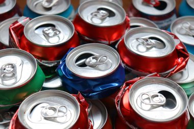 Ezilmiş alüminyum kutular geri dönüşüme hazır.