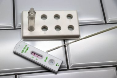Pozitif covid-19 hızlı ev antijeni testi