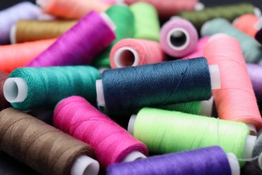 Bir kümede pek çok parlak tehdit rengi.