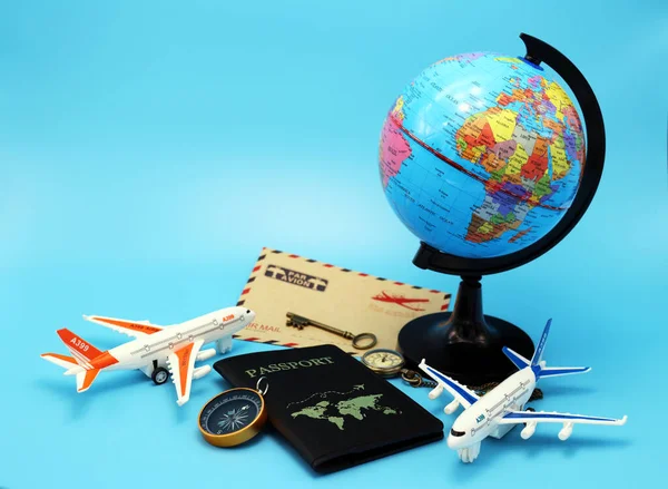 Pasaportu, jeti ve pusulası olan küresel hava yolculuğu.