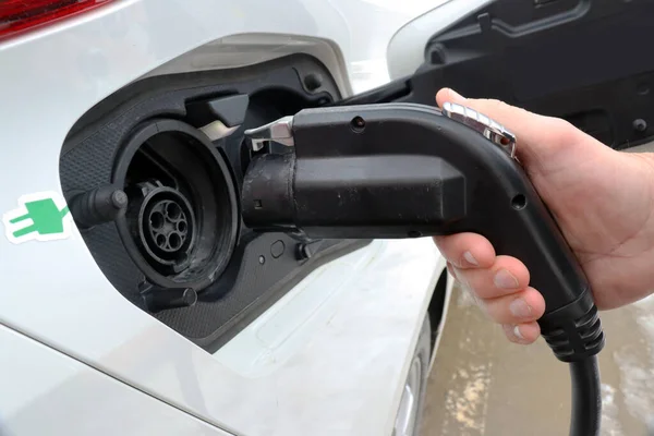 Elektrikli araç, EV, elektrikle şarj ediliyor
