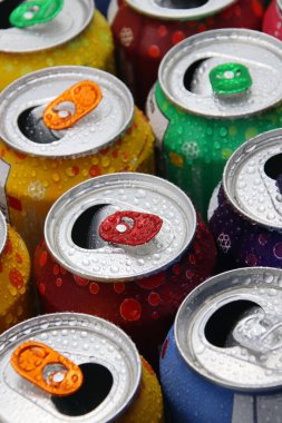 Su damlacıkları ile nemli alüminyum renkli teneke kutular