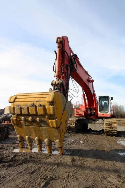 Uitgraven Van Bouwmachines Modderige Bouwplaats — Stockfoto