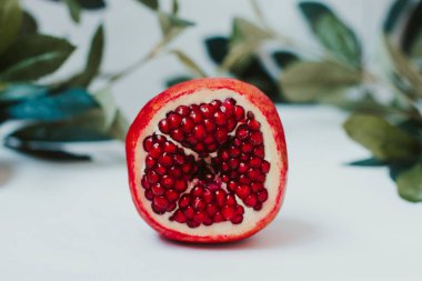 Yeşillikte güzel kırmızı nar