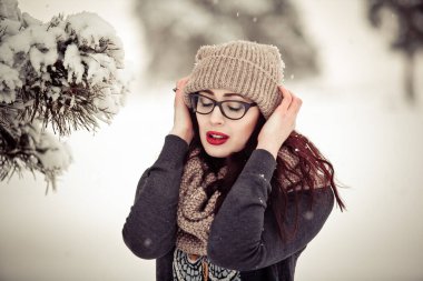 Genç kadın kış ormanında