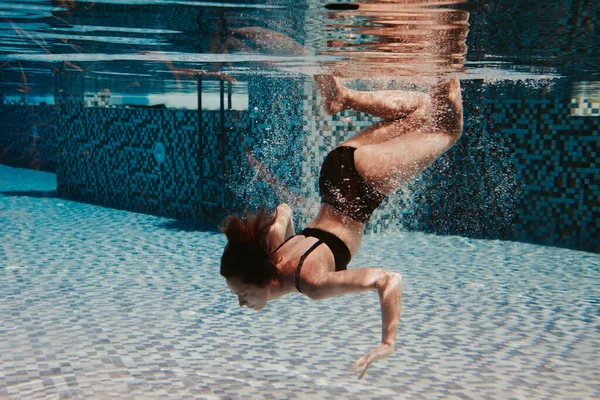 Jeune Femme Nageant Sous Eau Dans Piscine — Photo