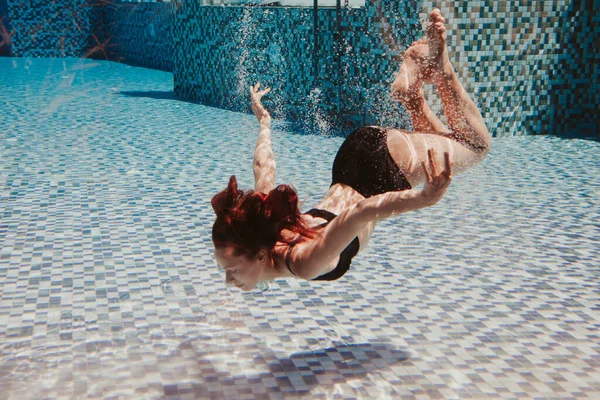Mujer Joven Nadando Bajo Agua Piscina — Foto de Stock