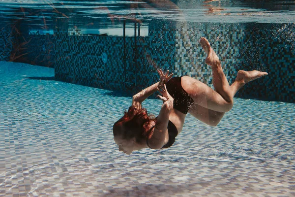 Mujer Joven Nadando Bajo Agua Piscina — Foto de Stock