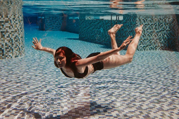 Mujer Joven Nadando Bajo Agua Piscina — Foto de Stock