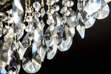 Kristal avize yakın plan.