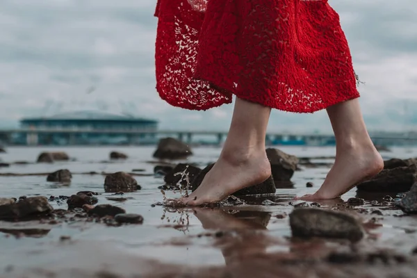 Uma Jovem Mulher Caminha Descalça Junto Lago Vestido Vermelho Pernas Fotos De Bancos De Imagens