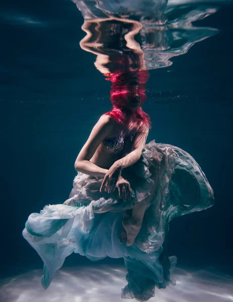 Junge Frau Unter Wasser Einem Schönen Kleid Unterwasser Shooting — Stockfoto