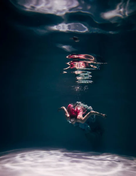 Junge Frau Unter Wasser Einem Schönen Kleid Unterwasser Shooting — Stockfoto