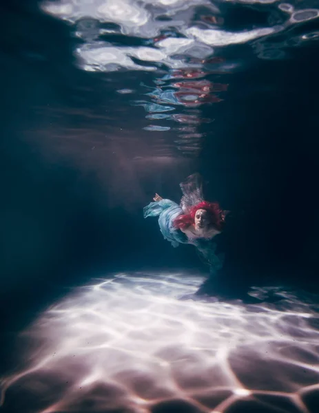 Jonge Vrouw Onderwater Een Mooie Jurk Onderwater Schieten — Stockfoto