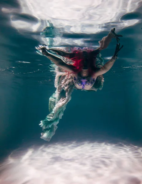 Junge Frau Unter Wasser Einem Schönen Kleid Unterwasser Shooting — Stockfoto