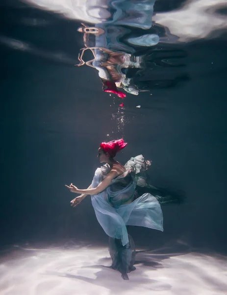 Mujer Joven Bajo Agua Hermoso Vestido Tiro Bajo Agua — Foto de Stock