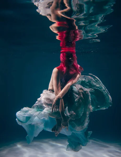 Mujer Joven Bajo Agua Hermoso Vestido Tiro Bajo Agua — Foto de Stock