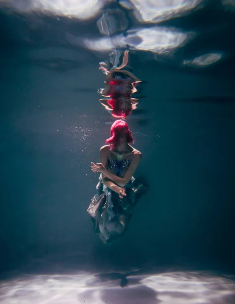 Junge Frau Unter Wasser Einem Schönen Kleid Unterwasser Shooting — Stockfoto