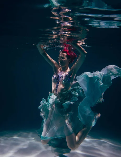 Молода Жінка Під Водою Красивій Сукні Підводної Стрільби — стокове фото