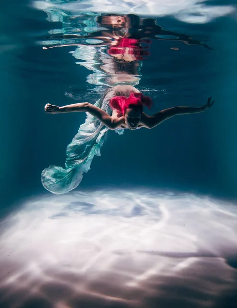 Jonge Vrouw Onderwater Een Mooie Jurk Onderwater Schieten — Stockfoto