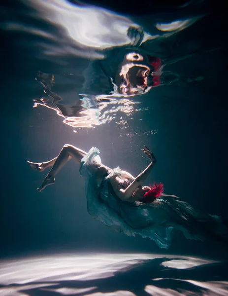 Jeune Femme Sous Eau Dans Une Belle Robe Tir Sous Photos De Stock Libres De Droits