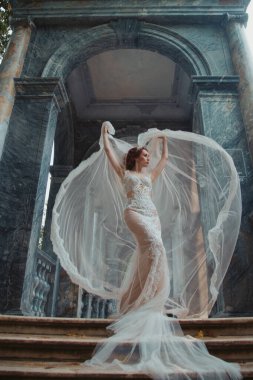 Genç bayan gelin güzel elbiseler içinde poz veriyor