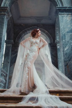 Genç bayan gelin güzel elbiseler içinde poz veriyor