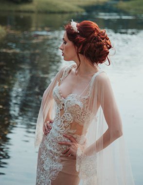 Genç bayan gelin güzel elbiseler içinde poz veriyor