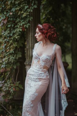 Genç bayan gelin güzel elbiseler içinde poz veriyor